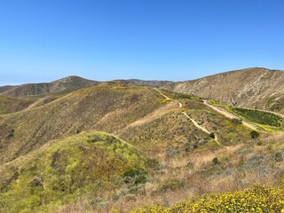 hillside of ventura california with hiking trails