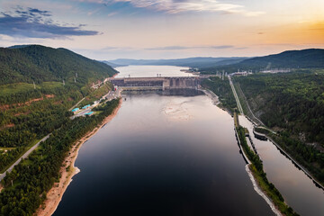 Obraz na płótnie Canvas View of the hydroelectric dam on the Yenisei River