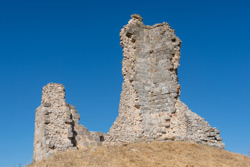 Restos en ruina del antiguo castillo de Lara de los Infantes en el Picón de Lara, Burgos. Tomada en agosto de 2022. - obrazy, fototapety, plakaty