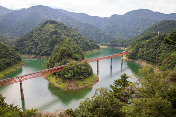 Fototapeta premium 新緑の奥大井湖上駅