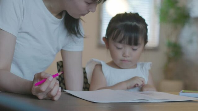 若いお母さんと３歳の娘