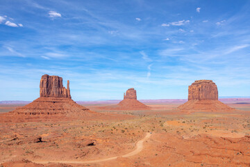 Fototapeta premium scenic view to the butte in monument valley, USA