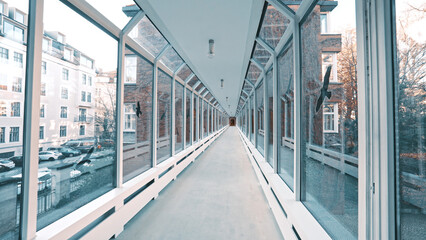 Tunnel aus Glas der Zwei Büro Gebäude verbindet und unendlich lang aussieht