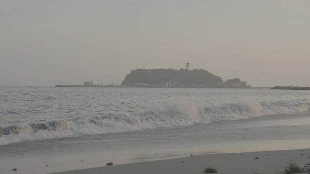 七里ヶ浜から見る夕焼けに染まった江ノ島