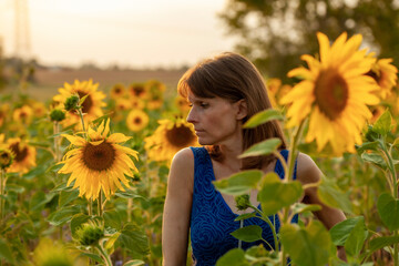 Hübsche Frau genießt den Duft der Sonnenblume