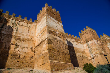 Castillo fortaleza con torres en muralla y gran torre interior del pueblo Baños de encina