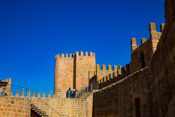 Castillo fortaleza con torres en muralla y gran torre interior del pueblo Baños de encina