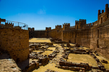 Castillo fortaleza con torres en muralla y gran torre interior del pueblo Baños de encina