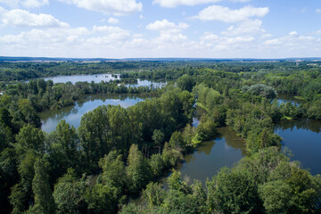 Fototapeta na wymiar Vue aérienne depuis un drone de lacs au milieu de la forêt de Mennecy en Île-de-France