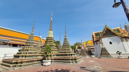 Fototapeta premium タイの寺と仏塔