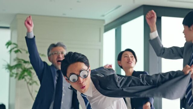 オフィスでダンスするビジネスグループ　スローモーション