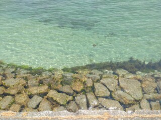 海と岩場
