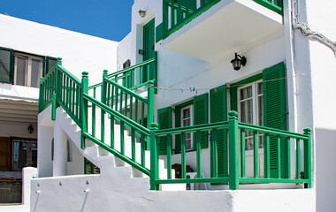 Weißes Haus mit grüne Treppe   Die malerische  Hauptstadt Chora bekannt als Mykonos-Stadt auf der...