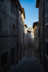 Fototapeta na wymiar The alleys of urbino at dusk.