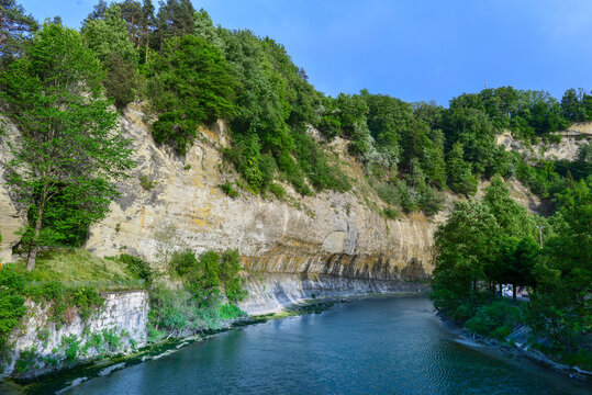 Saanetal mit Sandsteinfluhen in Freiburg im &Uuml;echtland, Fribourg (Schweiz)