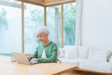 パソコンをするシニア女性