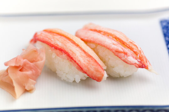 新鮮な蟹の握り寿司、甘みのある本ズワイガニの身とガリを添えた一皿 | Fresh Snow Crab Nigiri Sushi with Pickled Ginger (Gari) on a Plate