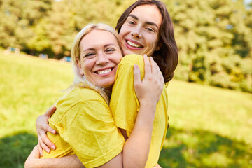 Zwei Frauen als beste Freundinnen umarmen sich glücklich - obrazy, fototapety, plakaty