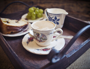 Kaffee, Kuchen und Trauben