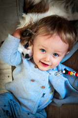 enfant heureux avec  son chien