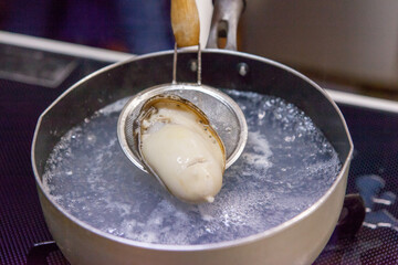 岩牡蠣を湯がく