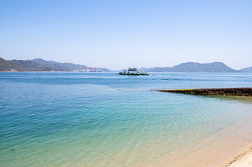 フェリーと桟橋のある大久野島の美しい瀬戸内海の風景　広島県竹原市忠海町　Beautiful seascape of Setonaikai, Inland Sea of Japan, with ferry and pier on Okunoshima, known as 
