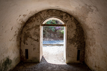 Obraz premium 大久野島の北部砲台跡の兵舎内部 広島県竹原市忠海町 The inside barracks of Northern Cannon Battery Ruins on Okunoshima island known as 