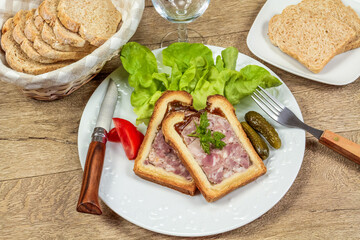 tranches de pâté en croute dans une assiette