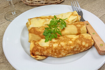 assiette de crêpes roulées en gros plan