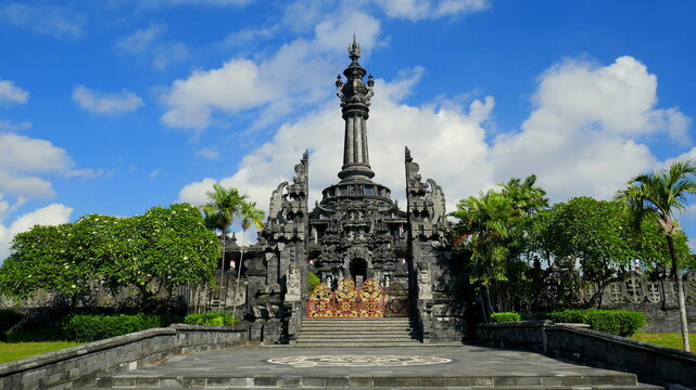 Nationaldenkmal  in Bali zur Befreiung von Holland 1945 umgeben von  B&auml;umen unter blauem Himmel