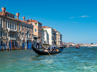 Fototapeta na wymiar Romantische Gondelfahrt in Venedig