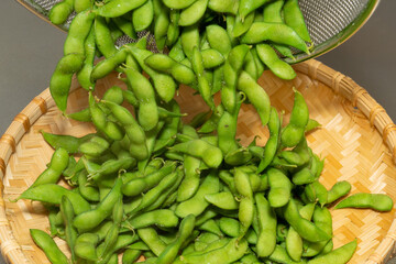 茹でただだちゃ豆をザルに移す