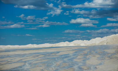 kopalnia białego piasku na tle niebieskiego nieba - obrazy, fototapety, plakaty