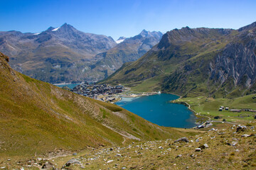 vue sur tignes et son lac en été