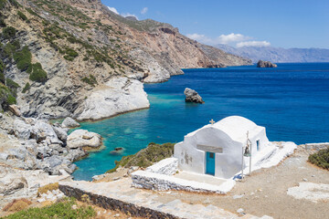 Whitewashed chapel at Agia Anna beach on Amorgos Island in Greece. - obrazy, fototapety, plakaty