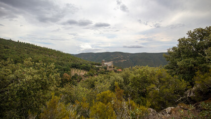 Fototapeta na wymiar Panorama du prieuré de Serrabonne perdu au milieu de la végétation des montagnes des Aspres