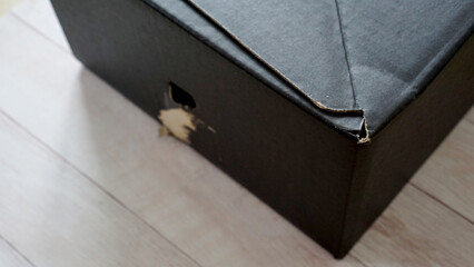 穴の空いた黒い段ボール