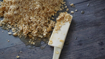 蜂蜜がかかったオートミールとクッキングツールのヘラ