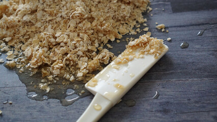 蜂蜜がかかったオートミールとクッキングツールのヘラ