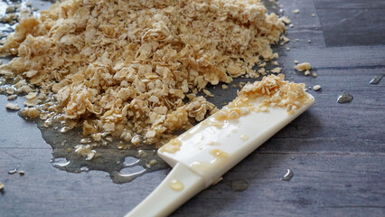 蜂蜜がかかったオートミールとクッキングツールのヘラ