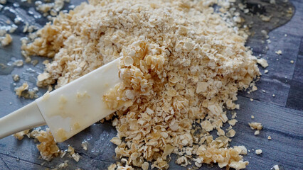 蜂蜜がかかったオートミールとクッキングツールのヘラ