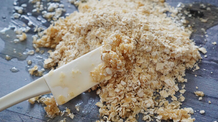 蜂蜜がかかったオートミールとクッキングツールのヘラ