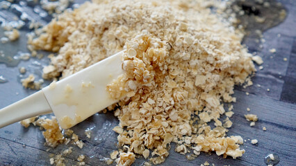 蜂蜜がかかったオートミールとクッキングツールのヘラ