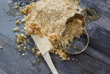 蜂蜜がかかったオートミールとクッキングツールのヘラと型抜き