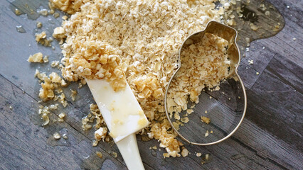 蜂蜜がかかったオートミールとクッキングツールのヘラと型抜き