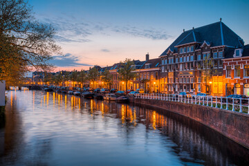 Stadtlandschaft Haarlem in Holland am Kanal 