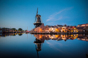 Fototapeta na wymiar Windmühle in Holland am Abend 