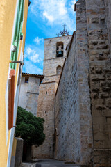 Clocher de la collégiale Saint-Paul, aperçu depuis une rue étroite de la vieille ville de Hyères, France, dans le département français du Var, en région Provence-Alpes-Côte-d'Azur