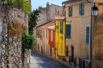 Fa&ccedil;ades color&eacute;es de maisons anciennes dans une rue de la vieille ville de Hy&egrave;res, France, dans le d&eacute;partement fran&ccedil;ais du Var