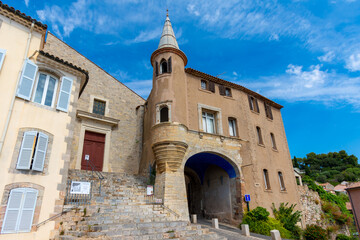 Fototapeta na wymiar Vue extérieure du bâtiment de la Peñiscola à Hyères, France, avec son porche construit au 16ème siècle en avant de la porte Saint-Paul